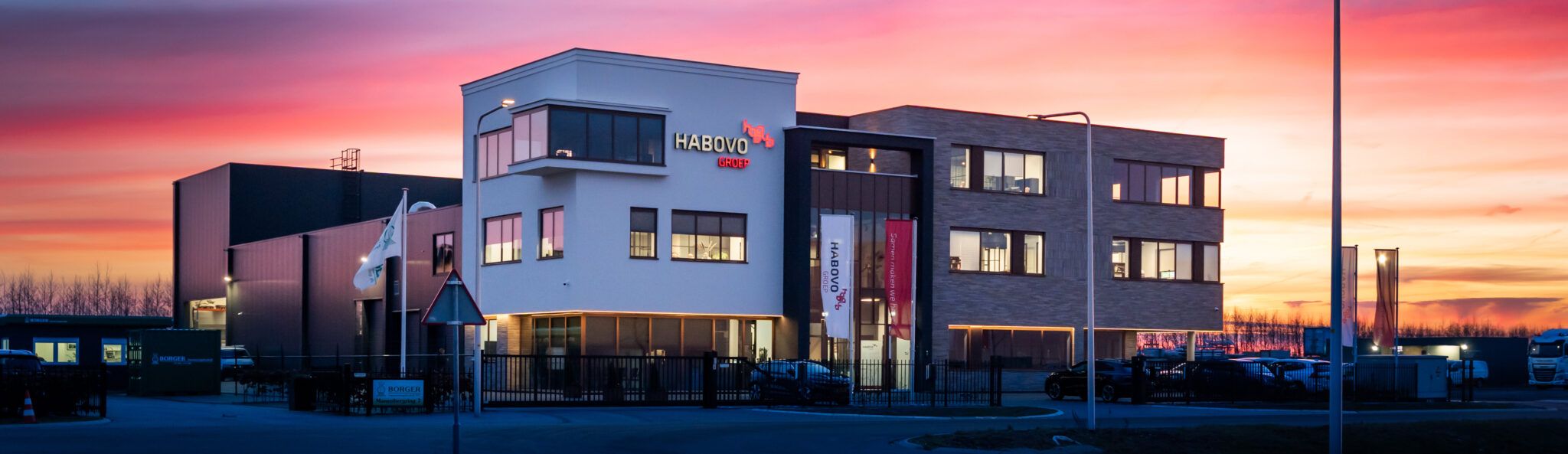 Het kantoorpand van Habovo Groep, bij avond
